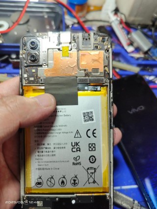 vivox23怎么换电池，vivox23怎么拆电池？