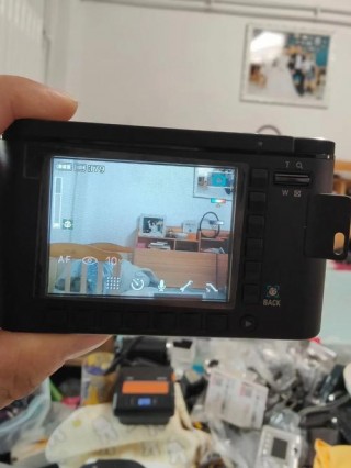 三星蓝调nv10相机电池怎么取出来？三星蓝调相机nv8充电口在哪