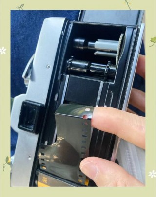 傻瓜胶片机怎么装胶卷，傻瓜胶片机怎么上交卷