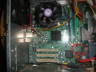 台式电脑主板电池在哪，台式电脑主板上的电池是什么型号？