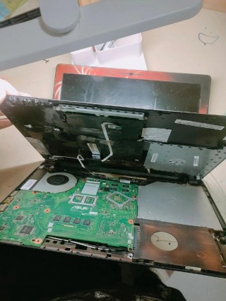 电脑显示屏换屏幕多少钱，电脑显示屏屏幕坏了换下多少钱？