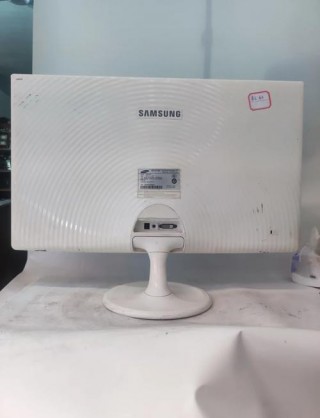 三星电脑显示器开关在哪，三星显示器的开关键在哪里？