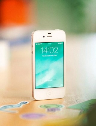 苹果4s用ios8还是9好？苹果4s用ios9卡吗