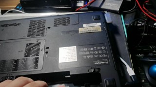 笔记本电池更换电芯被锁解锁方法，笔记本电池换芯维修详细过程？