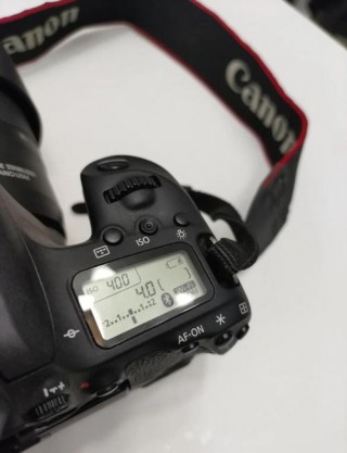 佳能相机eos77d，佳能相机eos77d的sn码在哪里？