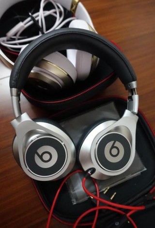 重低音耳机适合打游戏吗，重低音耳机声音大吗