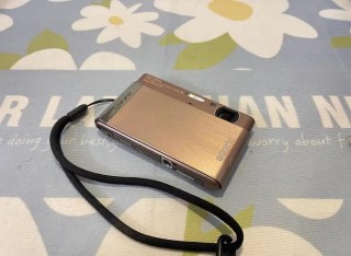 索尼t90相机怎么充电，索尼数码相机怎样充电？