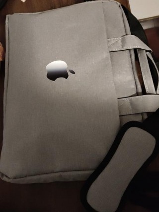 笔记本电脑包什么样的好，笔记本电脑包要买大一点的吗