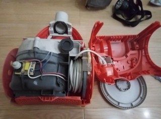飞利浦家用真空卧式吸尘器怎么拆？飞利浦家用真空卧式吸尘器拆解
