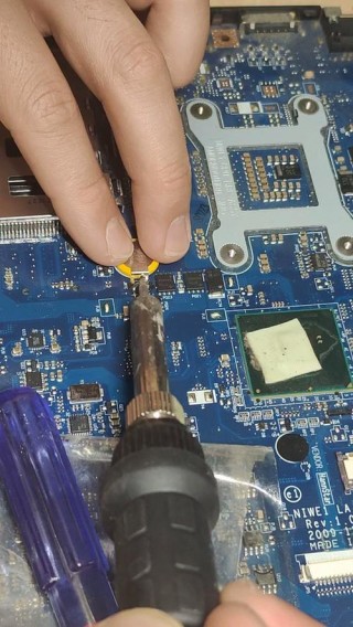 lenovo电脑的电池在哪里，联想电脑的电池怎样打开