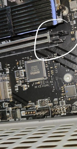 显卡怎么拆下来有卡扣挡着？显卡怎样拆除