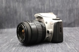 单反相机用胶卷还是内存卡？单反用胶片吗