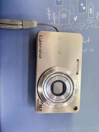 索尼w310相机怎么充电，索尼t30相机电池怎么充电