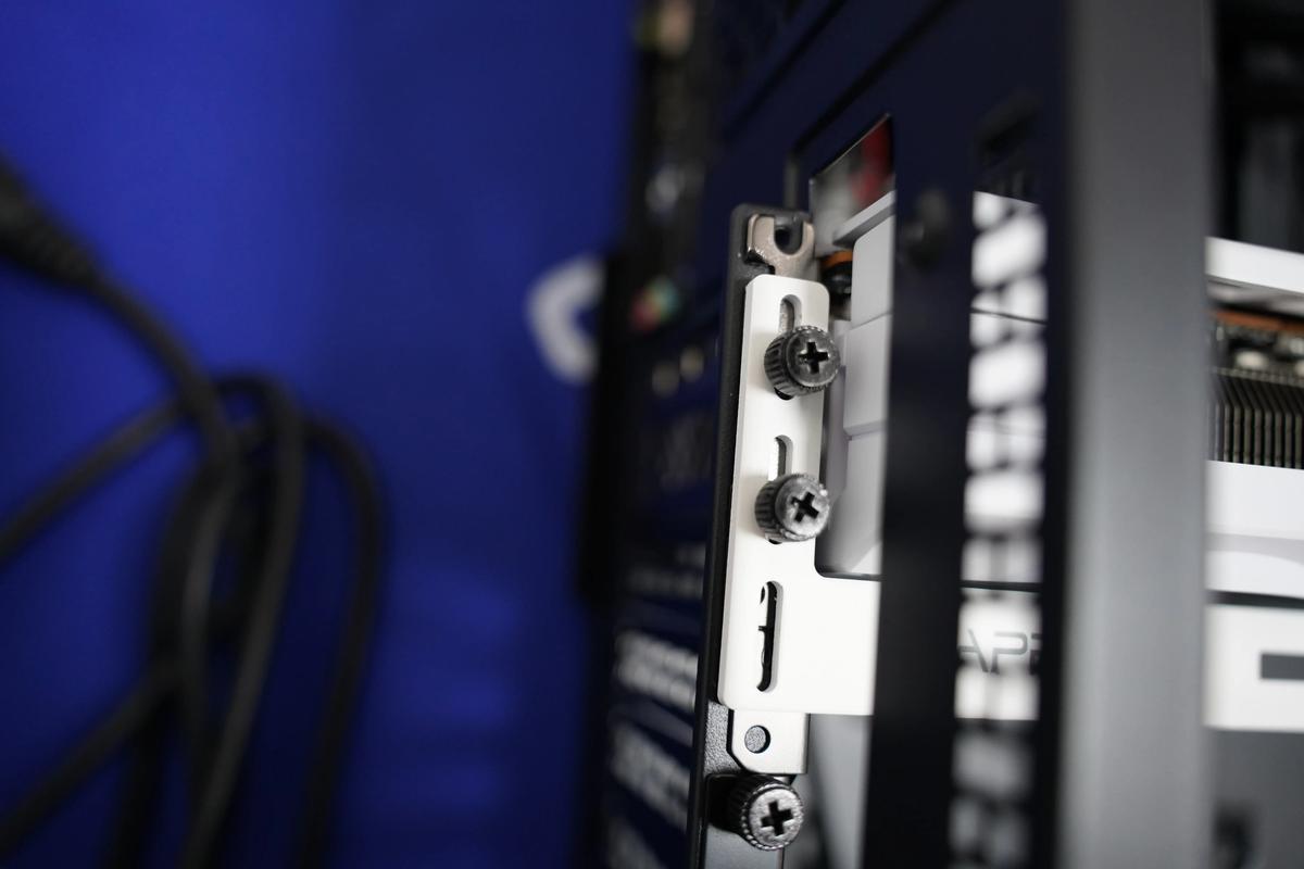 蓝宝石显卡支架怎么安装