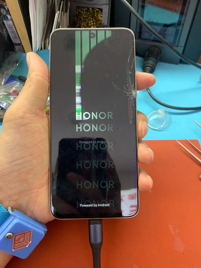 荣耀V20手机进水了,屏幕点不动,一直闪,请问是哪里坏了?