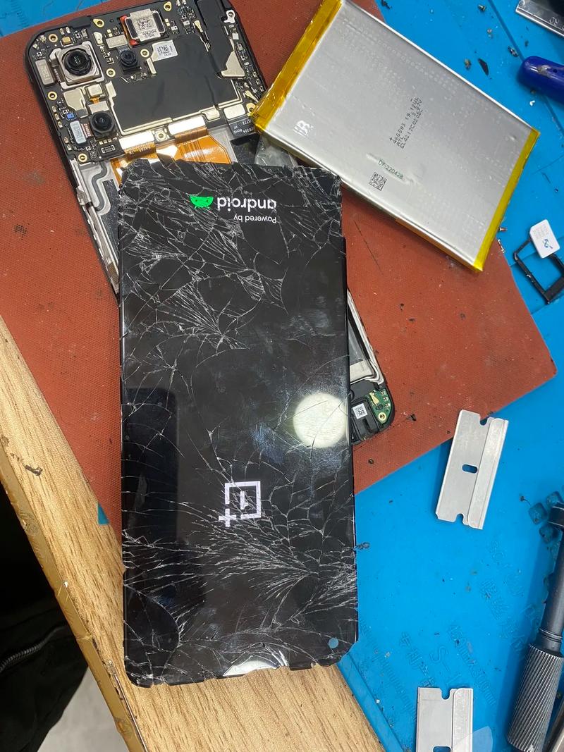 一加手机摔了屏幕弯曲还能修嘛?