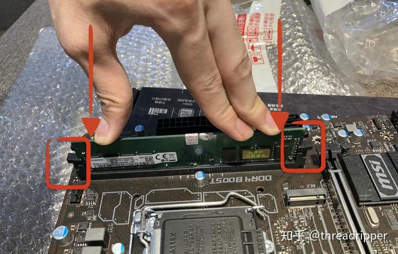 cpu风扇把马甲内存条挡得上不了只能上外边一个,买个没马甲的内存条能...