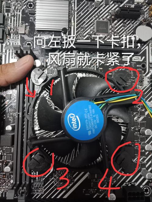 电脑主机里边CPU风扇怎么清理啊,那个风扇可以拆下来吗?