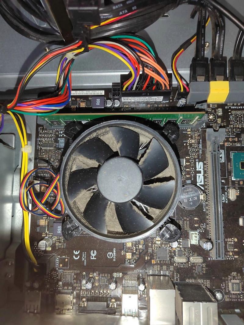 电脑主机风扇怎么拆下来