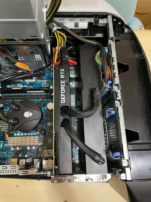 外星人17r2主板电池在哪