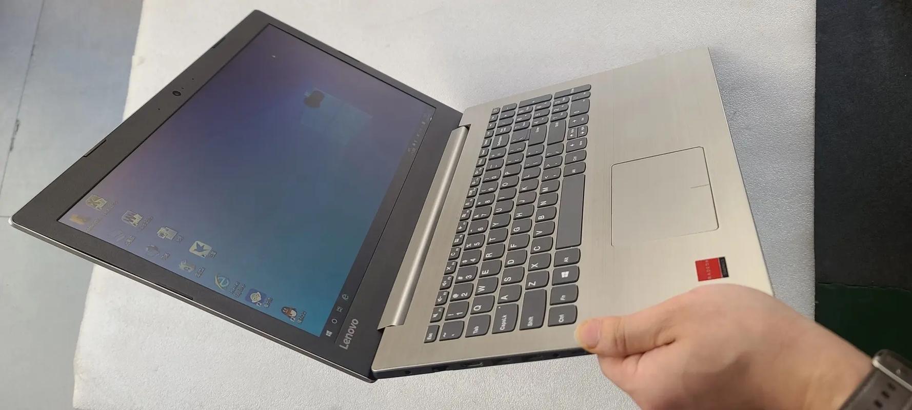 请问联想笔记本电脑AMDE2『9』000与i5一7200u有什么区别