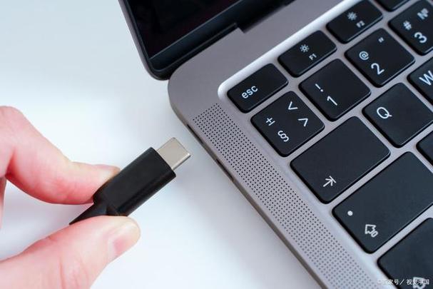 笔记本电脑是一直插着电源好,还是应该每次等电池用没电再