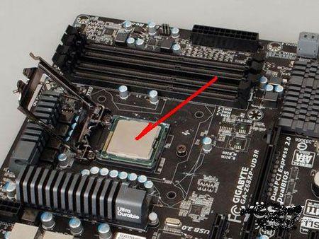 CPU装在电脑什么位置