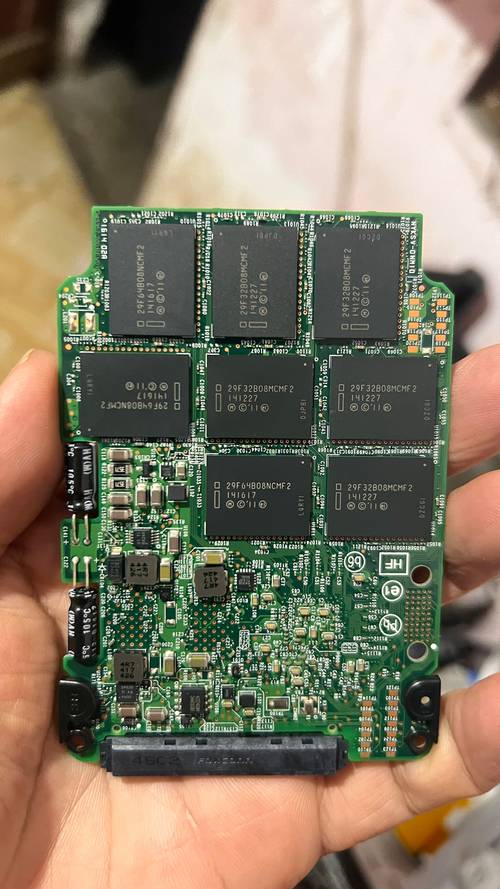 电脑中的闪存是作什么用的,和内存有什么不同