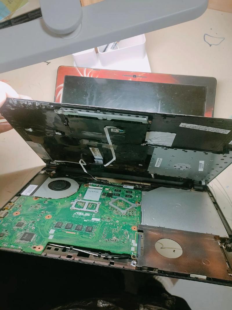 笔记本电脑显示屏花了换屏要多少钱?