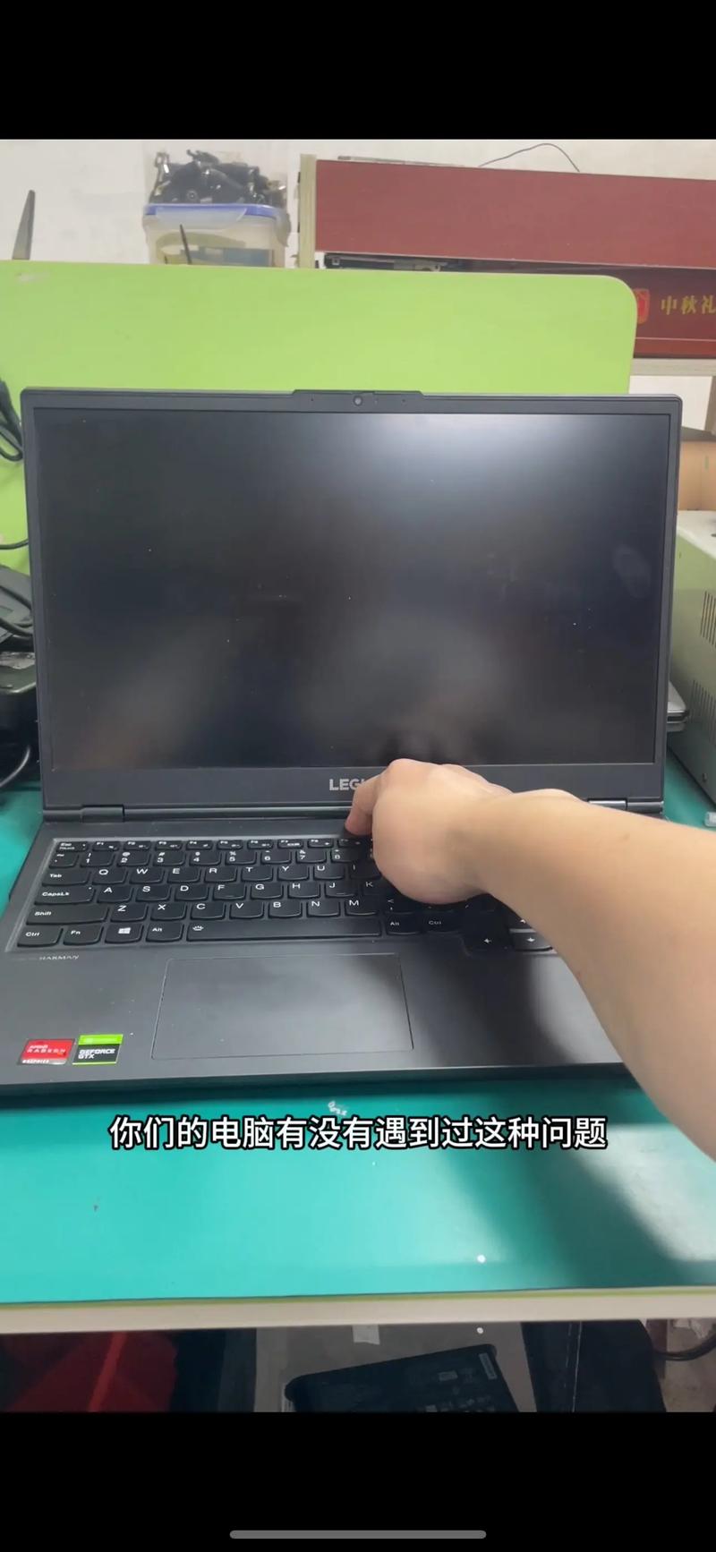 电脑插投影仪后黑屏投影仪接上笔记本以后为什么笔记本就黑屏了