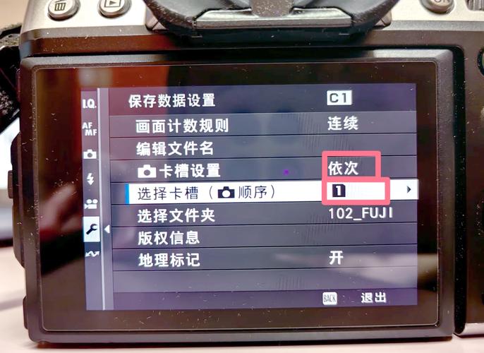 富士相机插入内存的位置在哪里