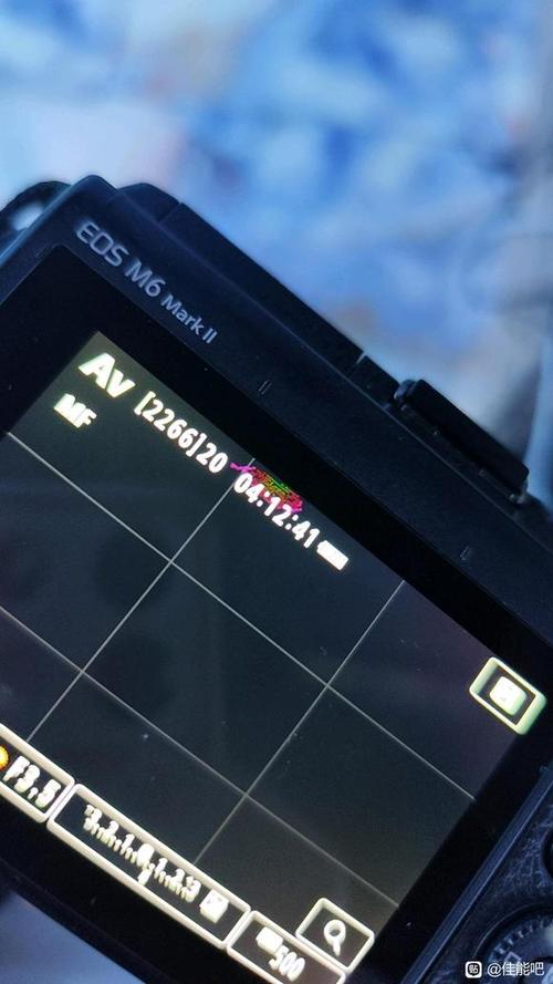 请问,我的数码相机三星ST550,触屏的屏幕上突然出现一条黑痕…好像那种...