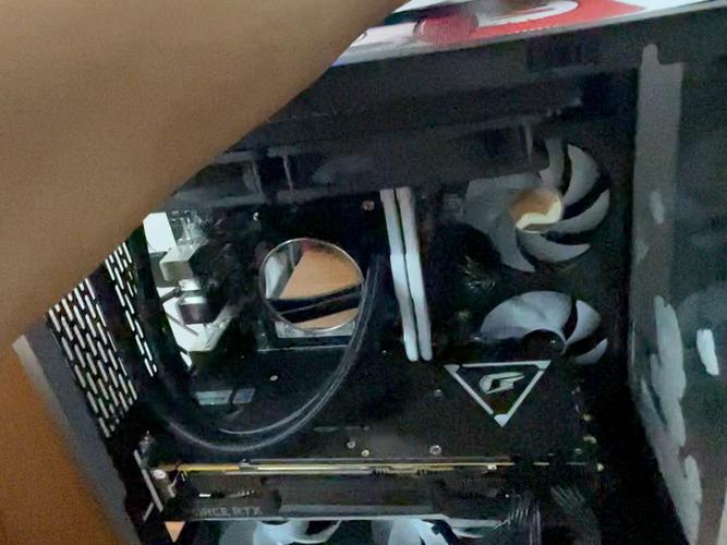 电脑主机电源灯一闪一闪开不了机