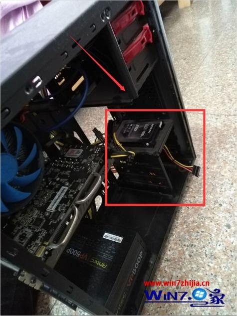 电脑硬盘是什么样?在机箱的哪个位置?