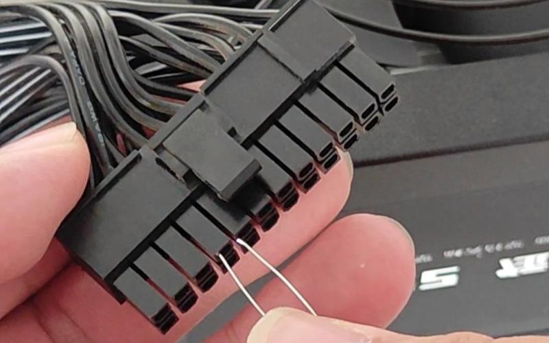 电脑电源线开机要短接哪两根线?