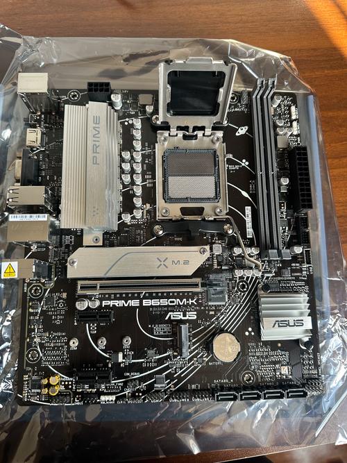 主板是华硕F2A55–MLKPLUS。集成显卡是ATTRADEON7560D。可以加外加显卡...