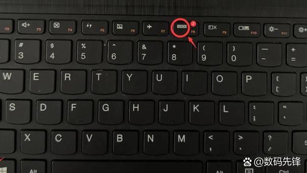 电脑自带的键盘卡扣怎么安装笔记本键盘按键扣出来了怎么装回去