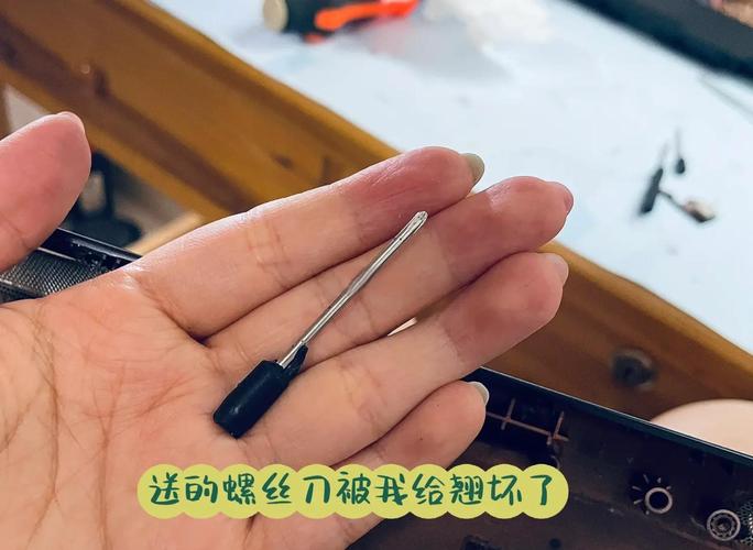 HP笔记本电脑,怎么拆下硬盘,如图,请详细一点,本人小白