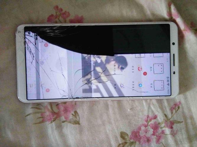 我这个手机是vivoy71a手机,昨天不小心摔了一下现在成这个样子。求帮忙...