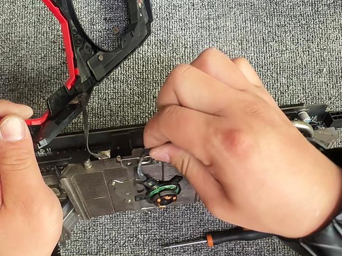 如何更换显卡风扇