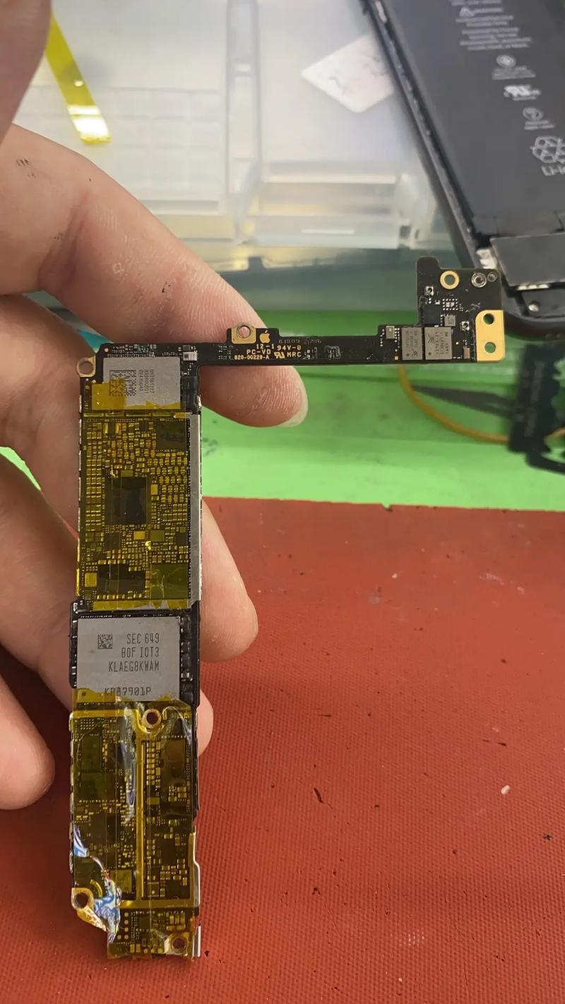 苹果7p手机阴阳屏维修主板多少钱?