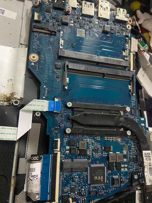 我的惠普笔记本主板坏了,售后居然要两千块换一个主板。这费用坑爹...