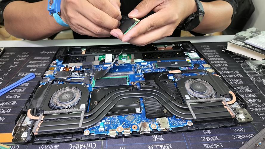 宏碁笔记本加内存时后盖怎么打开