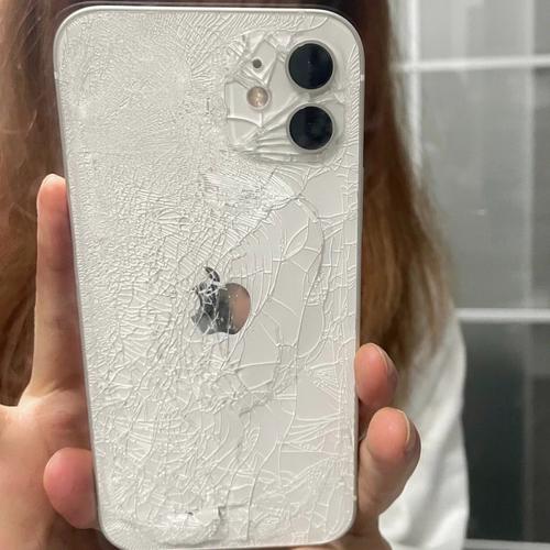 不小心把iPhone12屏幕摔碎了,换一块原装屏多少钱?