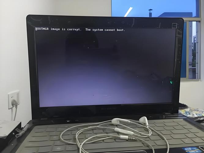 笔记本电脑屏幕黑屏但电源键亮着