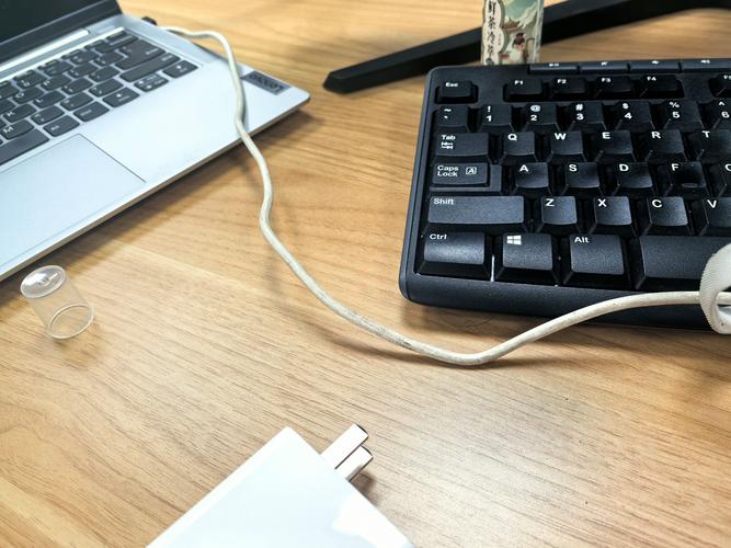 笔记本电脑屏幕脏了用什么擦