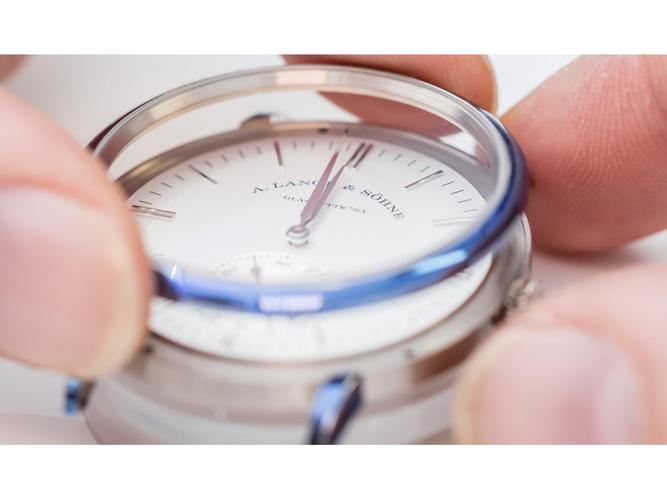 为什么手机的屏是蓝色的?