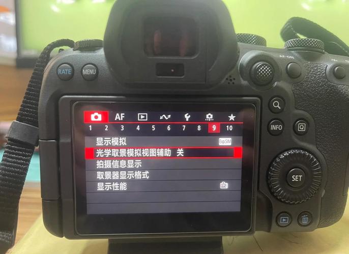 佳能相机60d不小心把液晶屏幕调黑屏了,但是还能照相也能显示菜单,怎么...