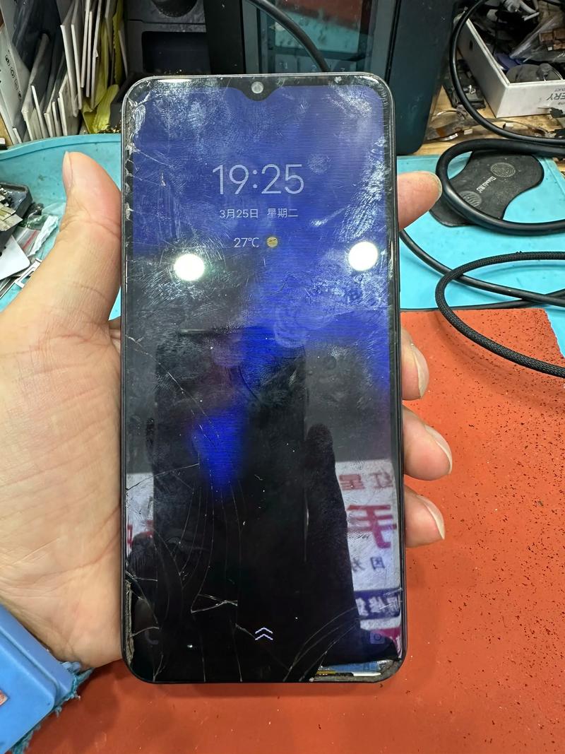 Vivou1手机外屏幕摔碎了,后摄像头也摔碎了。不过还能照相。只需要换个...