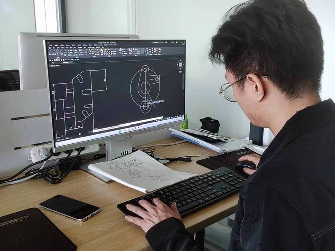 笔记本看CAD小,投到电视上如何变大